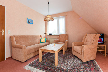 Ferienwohnung „Claassen“ - Wohnzimmer mit integriertem Küchenbereich