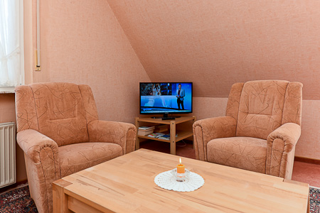 Ferienwohnung „Claassen“ - Wohnzimmer mit integriertem Küchenbereich