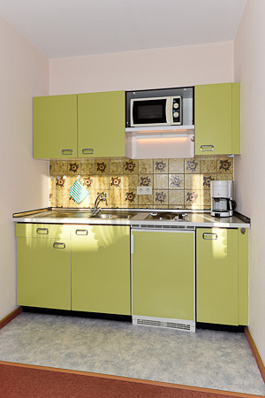 Ferienwohnung „Claassen“ - Wohnzimmer mit integriertem Küchenbereich