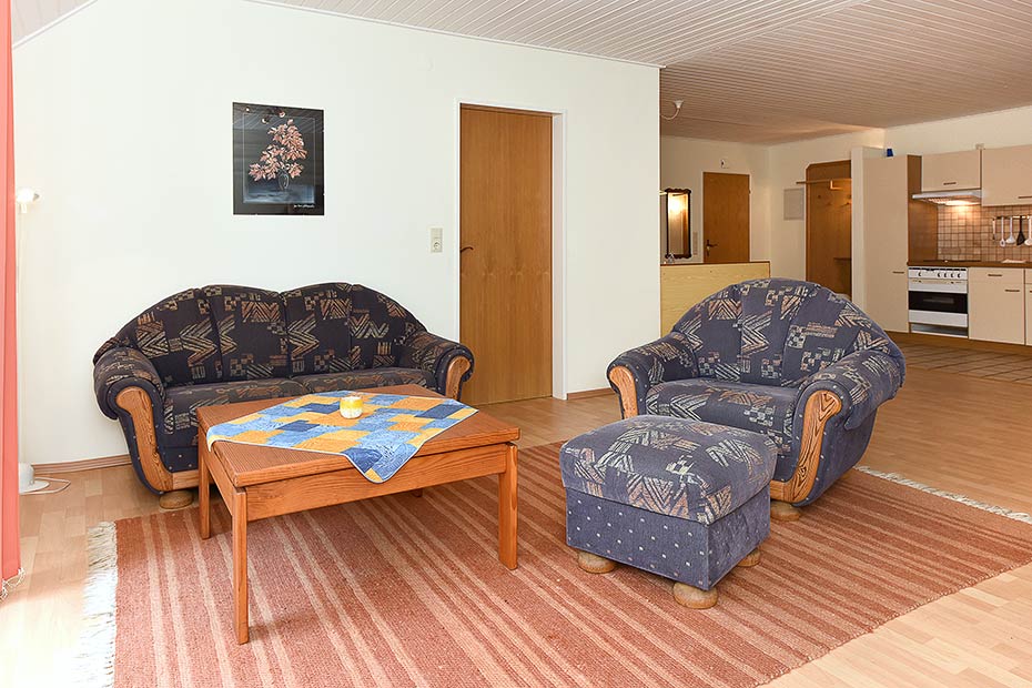 Ferienwohnung „Baltrum“ - Wohnraum mit integrierter Küche, Essgruppe und Schlafmöglichkeit