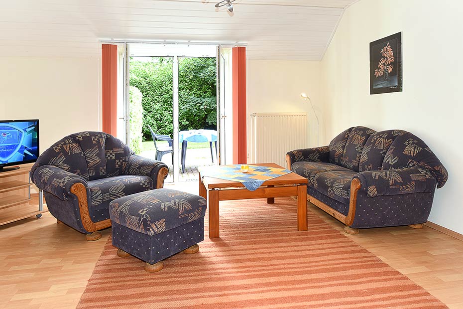 Ferienwohnung „Baltrum“ - Wohnraum mit integrierter Küche, Essgruppe und Schlafmöglichkeit