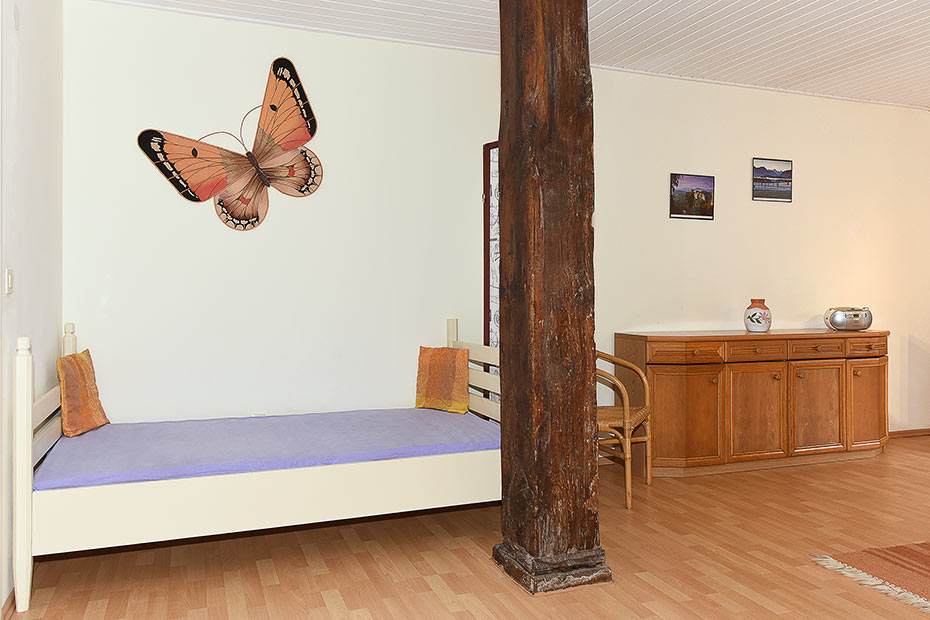 Ferienwohnung „Baltrum“ - Wohnraum mit integrierter Küche, Essgruppe und Schlafmöglichkeit