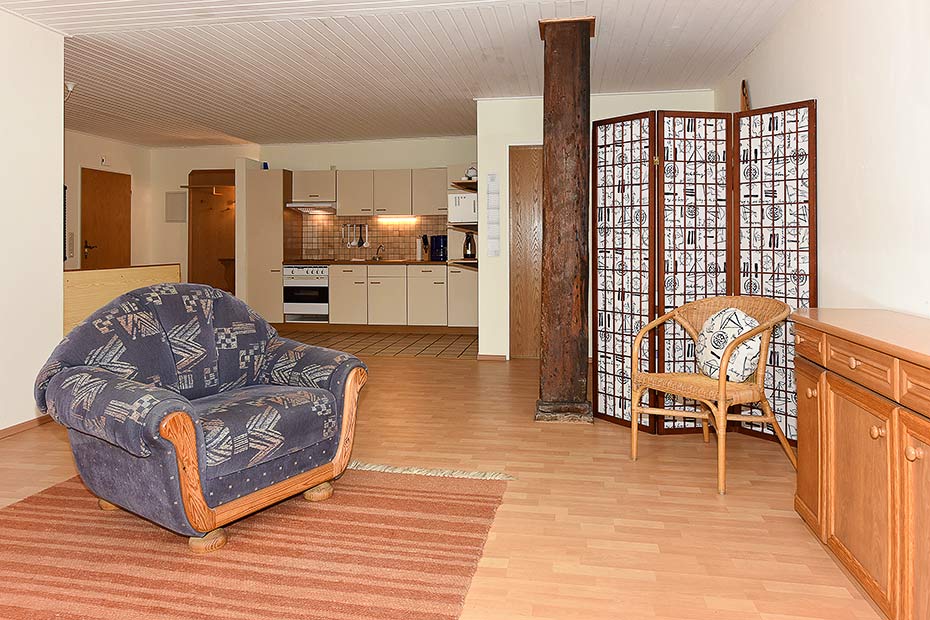 Ferienwohnung „Baltrum“ - Wohnraum mit integrierter Küche, Essgruppe und Schlafmöglichkeit