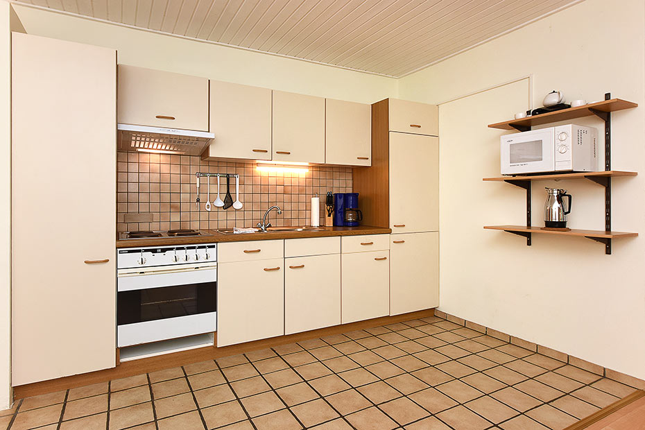 Ferienwohnung „Baltrum“ - Wohnraum mit integrierter Küche, Essgruppe und Schlafmöglichkeit