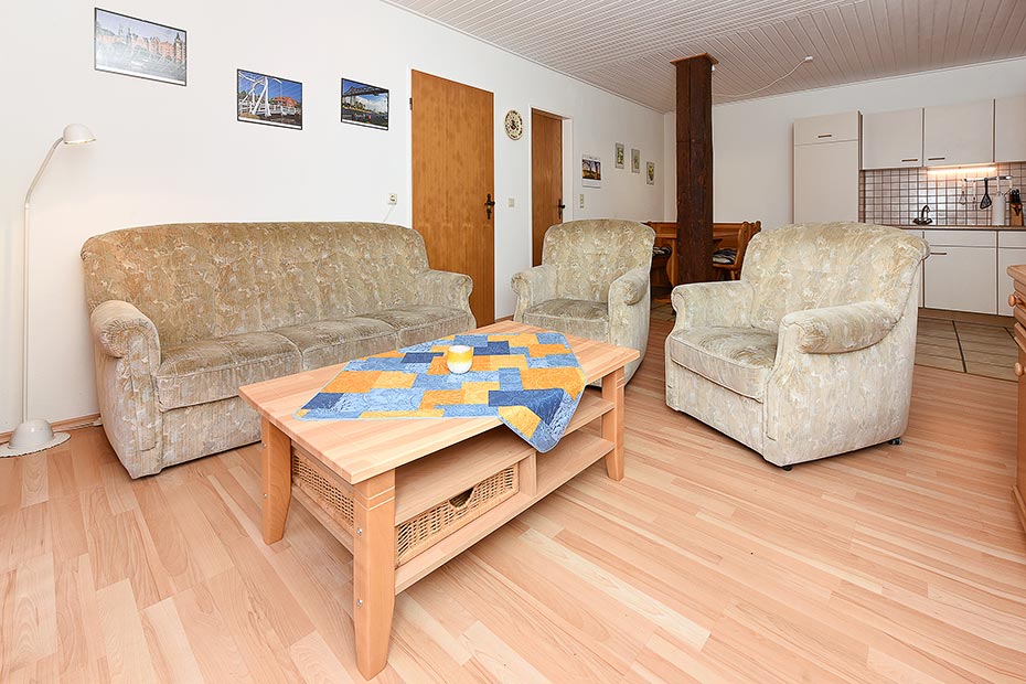 Ferienwohnung „Langeoog“ - Wohnzimmer mit integriertem Küchenbereich