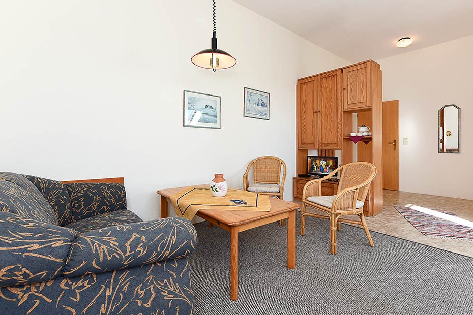 Ferienwohnung „Spiekeroog“ - Wohnzimmer mit integriertem Küchenbereich