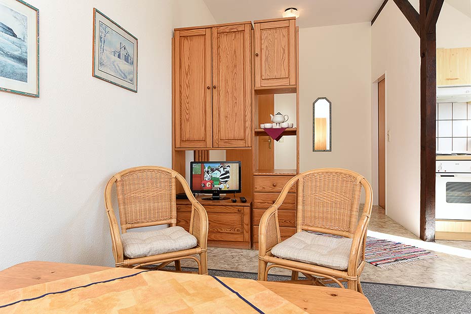 Ferienwohnung „Spiekeroog“ - Wohnzimmer mit integriertem Küchenbereich