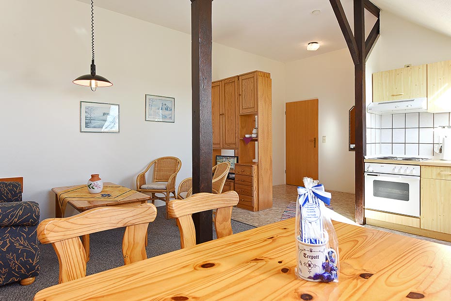 Ferienwohnung „Spiekeroog“ - Wohnzimmer mit integriertem Küchenbereich