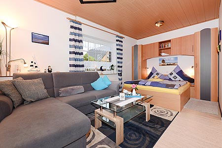 Ferienwohnung 2 - Wohn- und Schlafraum mit integriertem Küchenbereich