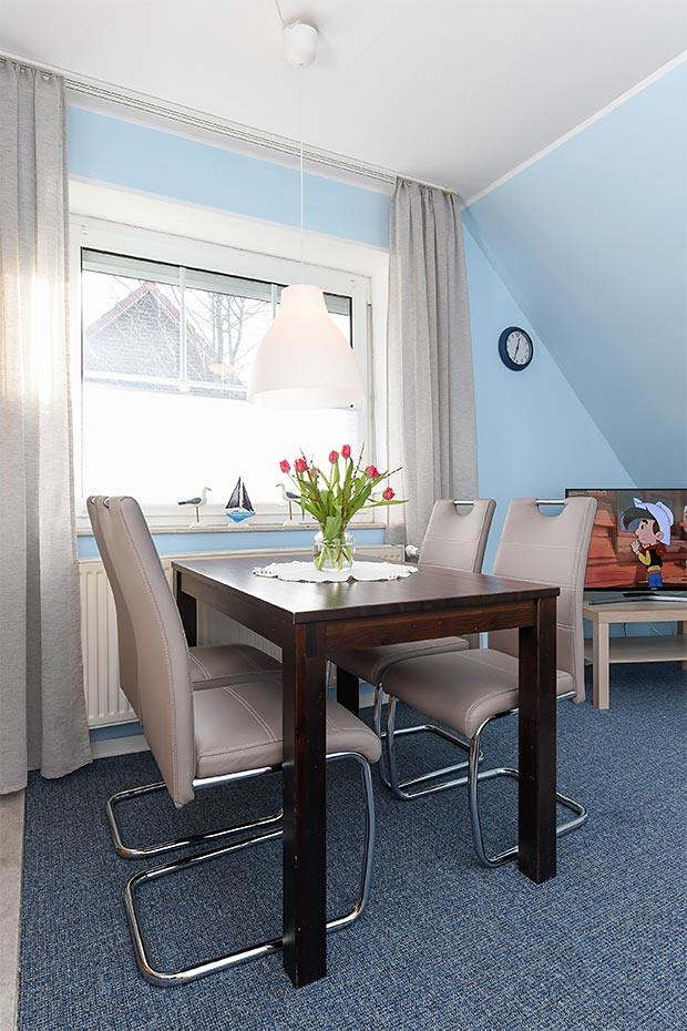 Ferienwohnung 1 - Wohnzimmer mit integriertem Küchenbereich