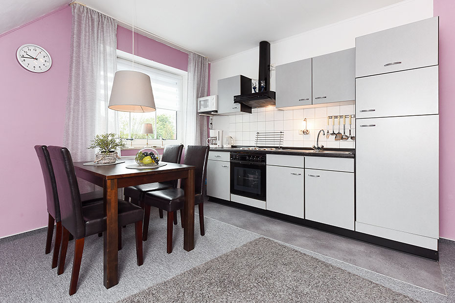 Ferienwohnung 2 - Wohnzimmer mit integriertem Küchenbereich