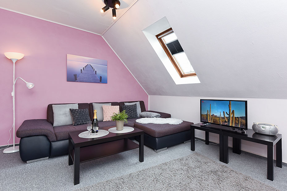 Ferienwohnung 2 - Wohnzimmer mit integriertem Küchenbereich