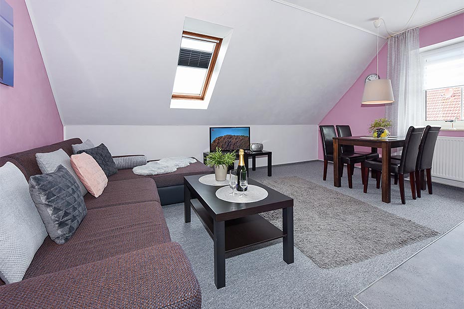 Ferienwohnung 2 - Wohnzimmer mit integriertem Küchenbereich