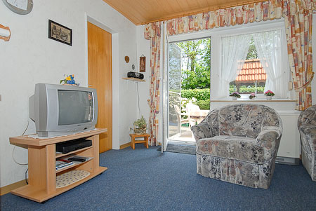 Ferienwohnung „Möwe“ - Wohnzimmer mit integriertem Küchenbereich