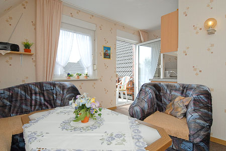 Ferienwohnung „Schwalbe“ - Wohnzimmer mit integriertem Küchenbereich