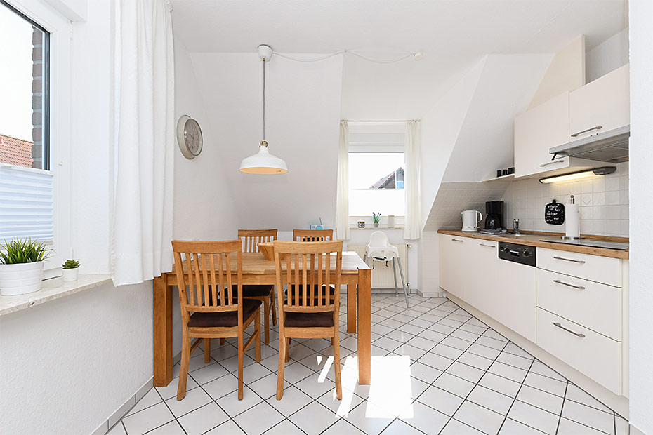 Ferienwohnung 4b - Wohnzimmer mit integriertem Küchenbereich