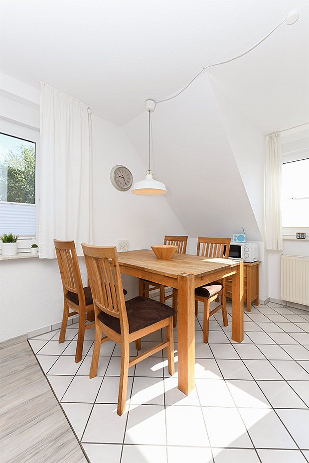 Ferienwohnung 4b - Wohnzimmer mit integriertem Küchenbereich