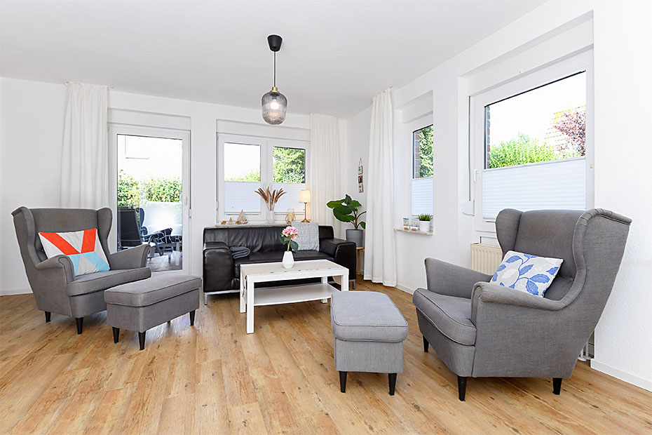 Ferienwohnung 4c - Wohnzimmer mit integriertem Küchenbereich