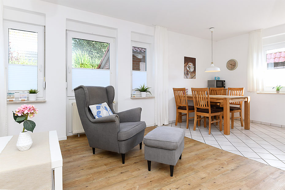 Ferienwohnung 4c - Wohnzimmer mit integriertem Küchenbereich