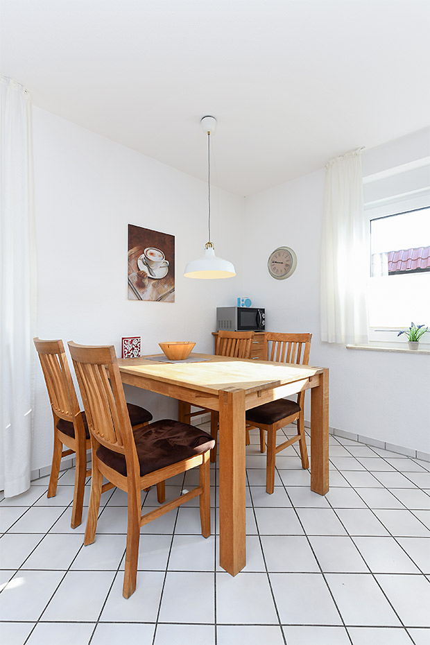 Ferienwohnung 4c - Wohnzimmer mit integriertem Küchenbereich