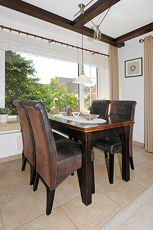 Ferienwohnung „Unten“ - Wohnzimmer mit integriertem Küchenbereich