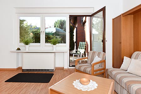 Ferienwohnung 1 - Wohnzimmer mit integriertem Küchenbereich