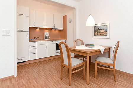 Ferienwohnung 1 - Wohnzimmer mit integriertem Küchenbereich