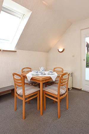 Ferienwohnung 3 - Wohnzimmer mit integriertem Küchenbereich