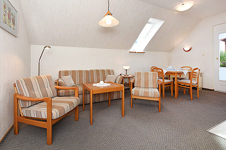 Ferienwohnung 3 - Wohnzimmer mit integriertem Küchenbereich