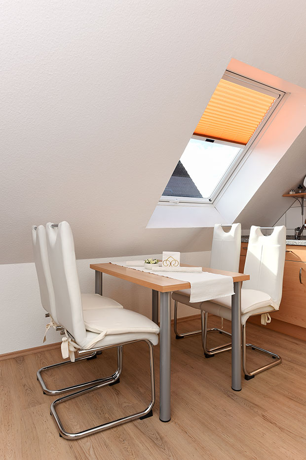 Ferienwohnung „Nordlicht“ - Wohnzimmer mit integriertem Küchenbereich