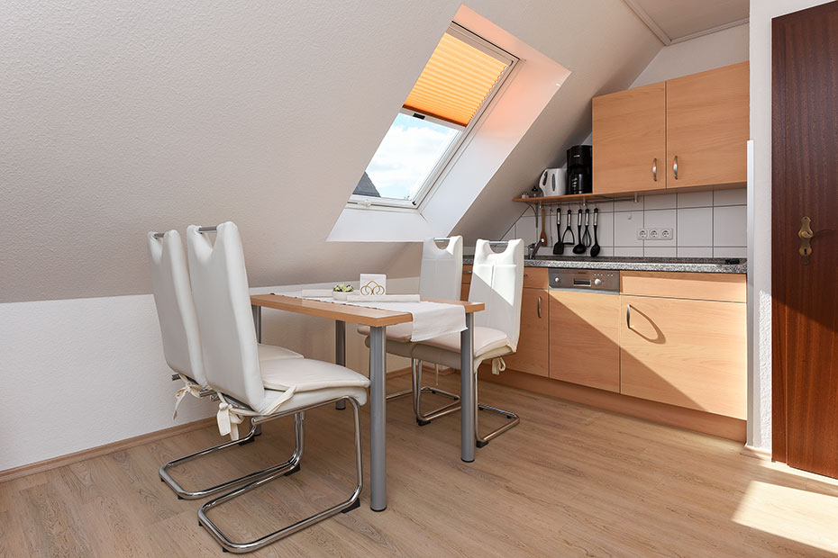 Ferienwohnung „Nordlicht“ - Wohnzimmer mit integriertem Küchenbereich