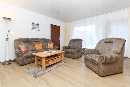 Ferienwohnung „Seerose“ - Wohnzimmer mit integriertem Küchenbereich