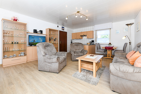 Ferienwohnung „Seerose“ - Wohnzimmer mit integriertem Küchenbereich