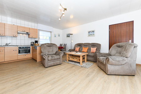 Ferienwohnung „Seerose“ - Wohnzimmer mit integriertem Küchenbereich