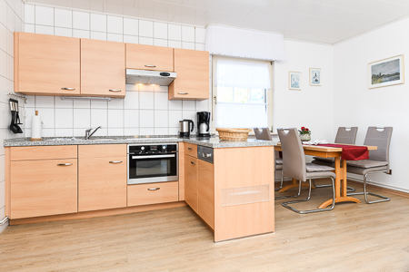 Ferienwohnung „Seerose“ - Wohnzimmer mit integriertem Küchenbereich