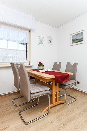 Ferienwohnung „Seerose“ - Wohnzimmer mit integriertem Küchenbereich