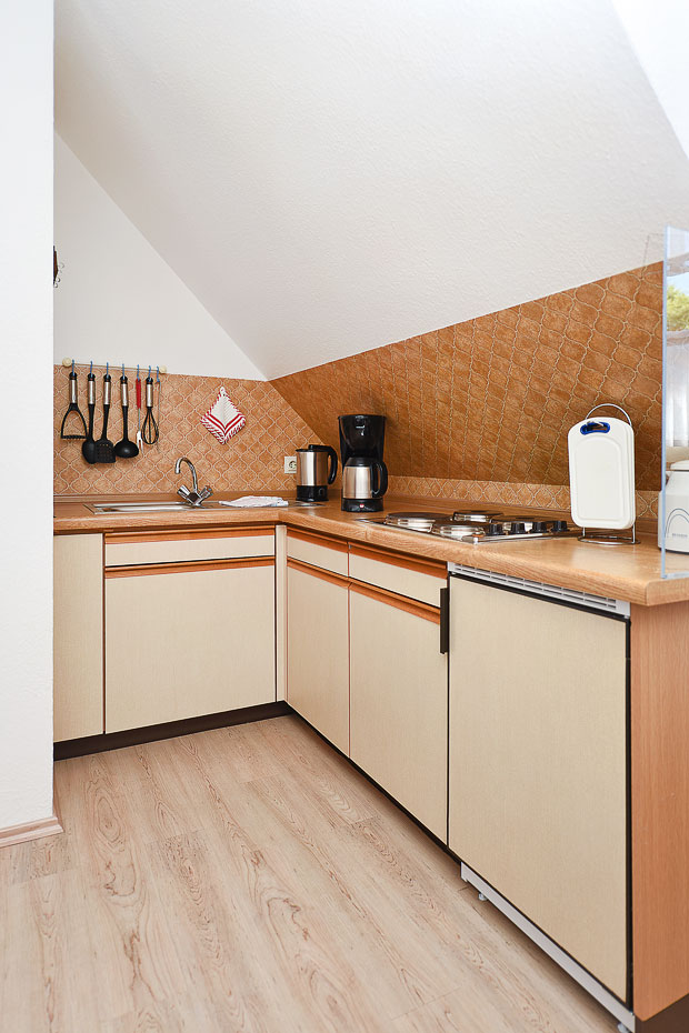 Ferienwohnung „Strandperle“ - Wohnzimmer mit integriertem Küchenbereich