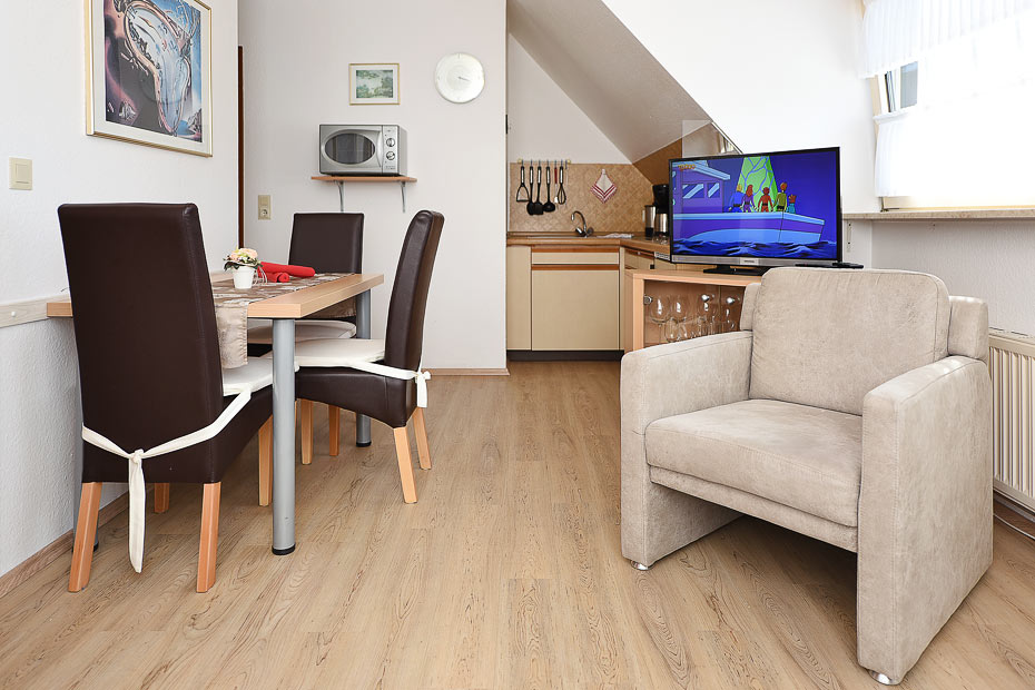 Ferienwohnung „Strandperle“ - Wohnzimmer mit integriertem Küchenbereich