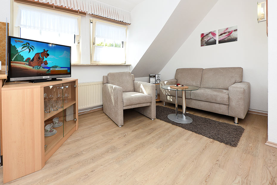 Ferienwohnung „Strandperle“ - Wohnzimmer mit integriertem Küchenbereich