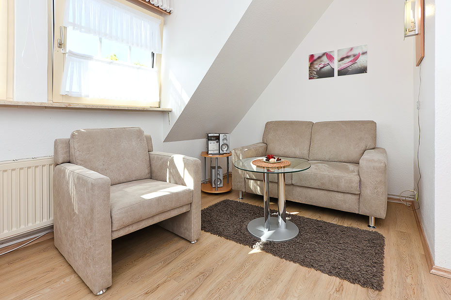 Ferienwohnung „Strandperle“ - Wohnzimmer mit integriertem Küchenbereich