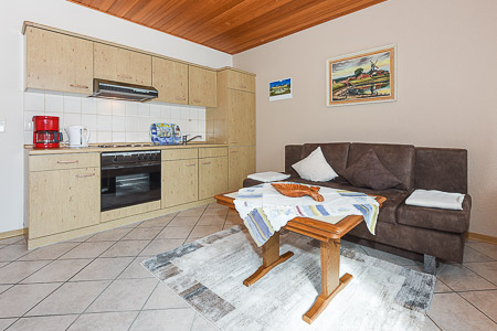 Ferienwohnung II - Wohnzimmer mit integriertem Küchenbereich