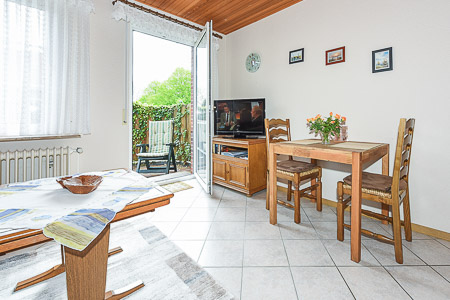 Ferienwohnung II - Wohnzimmer mit integriertem Küchenbereich