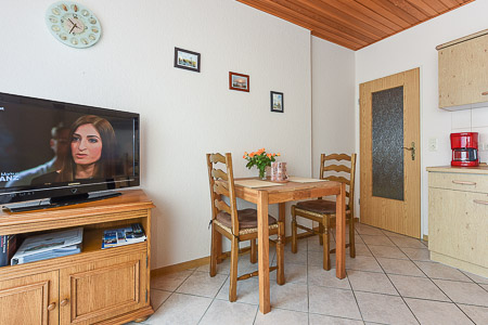 Ferienwohnung II - Wohnzimmer mit integriertem Küchenbereich