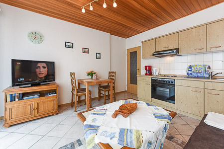 Ferienwohnung II - Wohnzimmer mit integriertem Küchenbereich