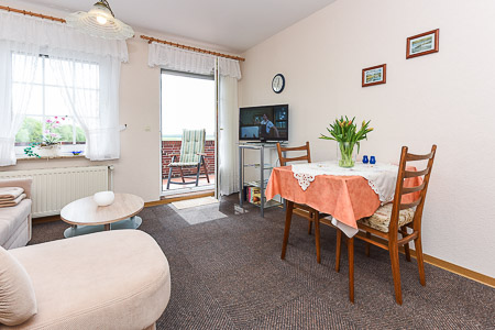 Ferienwohnung V - Wohnzimmer mit integriertem Küchenbereich