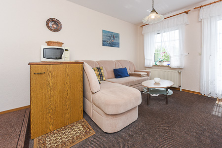 Ferienwohnung V - Wohnzimmer mit integriertem Küchenbereich