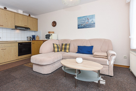 Ferienwohnung V - Wohnzimmer mit integriertem Küchenbereich
