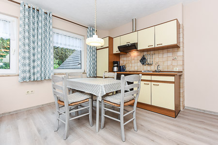 Ferienwohnung „Fichte“ - Wohnzimmer mit integriertem Küchenbereich