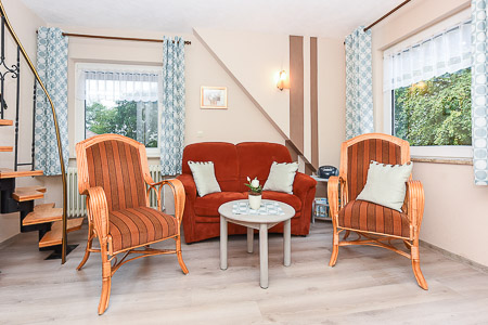 Ferienwohnung „Fichte“ - Wohnzimmer mit integriertem Küchenbereich