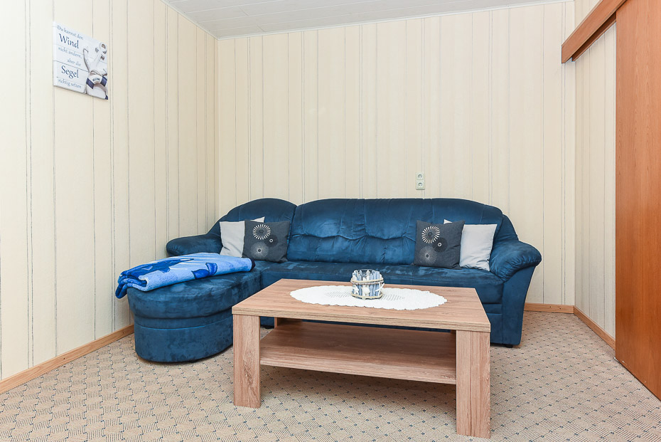 Ferienwohnung „Lerche“ - Wohnzimmer mit integriertem Küchenbereich